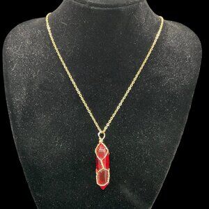 👗10/$25 - Gold Tone Necklace w/ Wrapped Faux Red Stone
